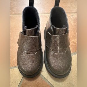 Faux fur lined Chelsea boot in black glitter